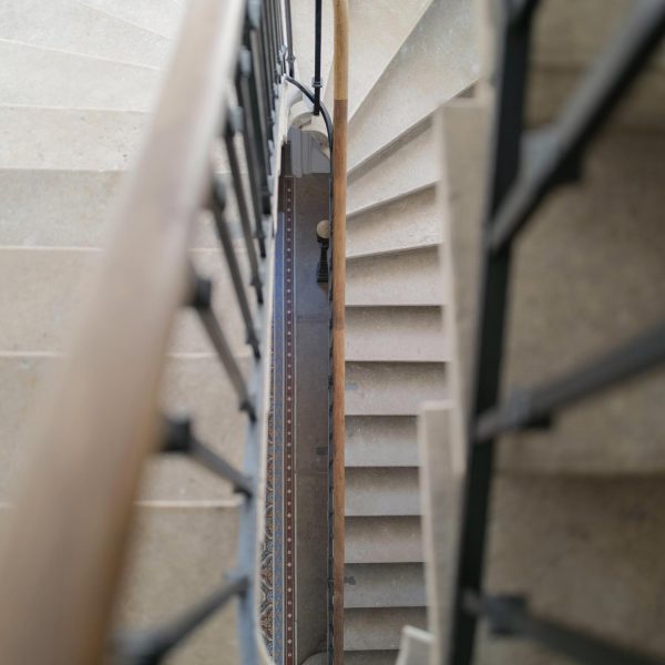 Le bel escalier du Château du Bost situé dans le Beaujolais près de Lyon.