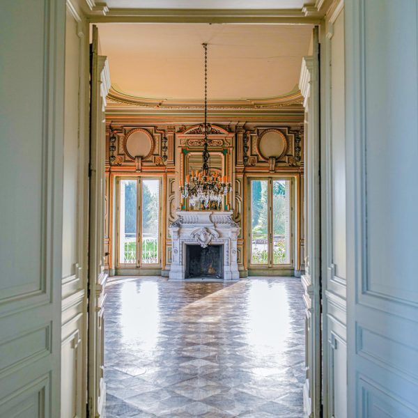 La salle des miroirs du Château du Bost